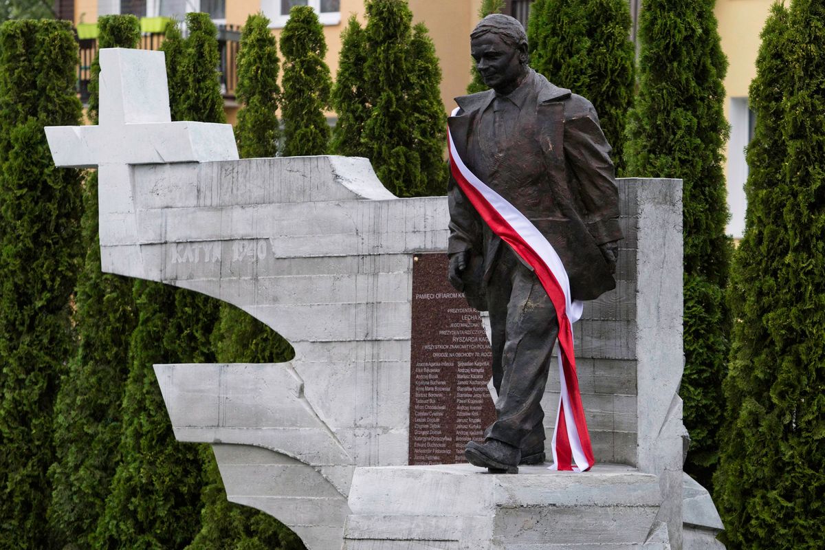 Policja szuka mężczyzny, który usiadł na pomniku Kaczyńskiego. Jest zdjęcie