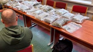 Przejęte ponad 12 kg marihuany i pieniądze. Trzech handlarzy zatrzymanych. A zaczęło się drobnej wpadki ponad rok temu