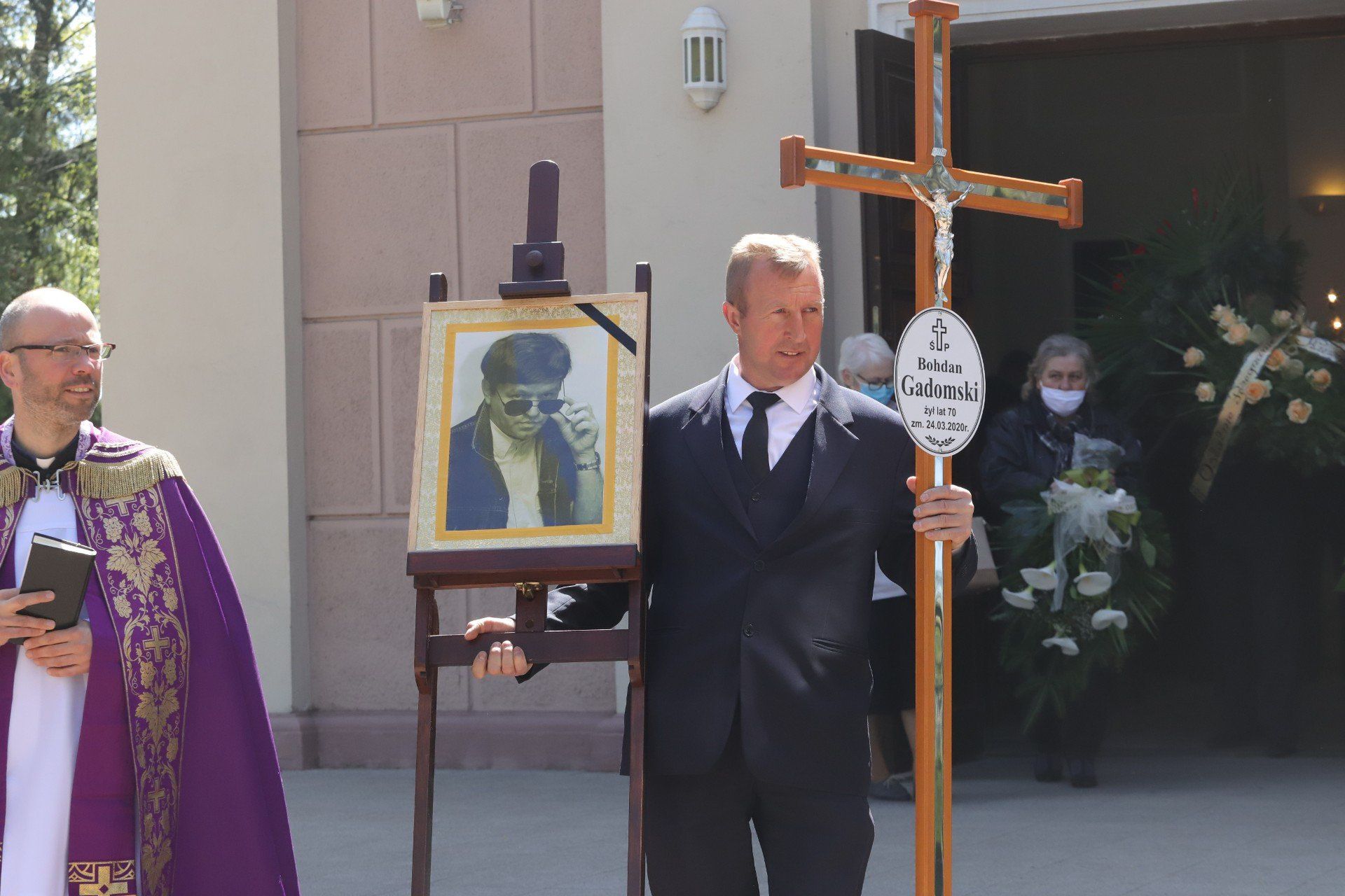 27-04-2020 LODZ .BOHDAN GADOMSKI ZYL 70 LAT POGRZEB NA CMENTARZU KOMUNALNYM DOLY W LODZI. ZNANY DZIENNIKARZ MUZYCZNY
FOT. GRZEGORZ GALASINSKI

DZIENNIK LODZKI/POLSKA PRESS *** Local Caption *** POGRZEB GADOMSKI BOHDAN
