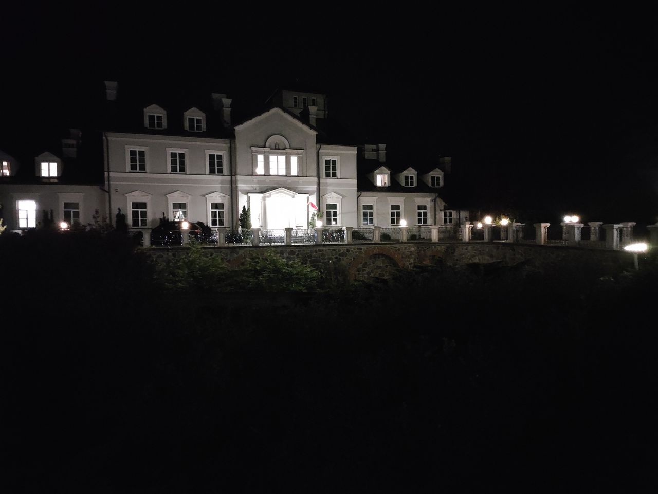 Zdjęcie nocne w trybie Zdjęcie i w trybie Nocne z głównego aparatu.