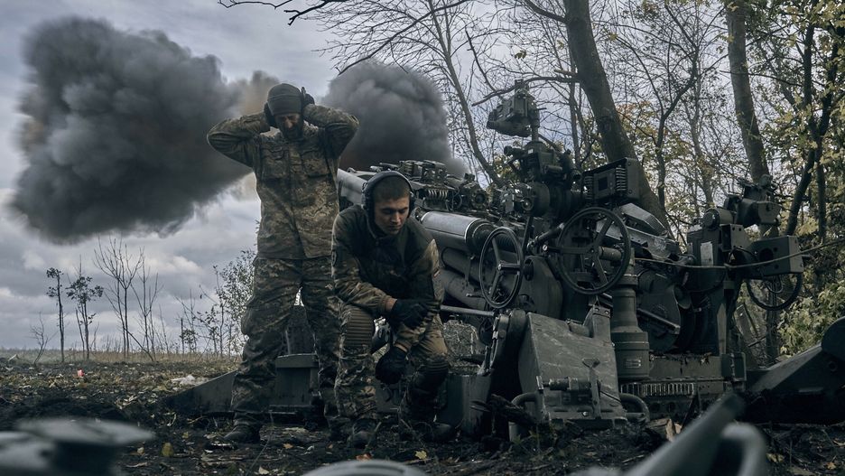 Ukraina - arch
Ukrainian soldiers fire at Russian positions from a U.S.-supplied M777 howitzer in Ukraine's eastern Donetsk region Sunday, Oct. 23, 2022. (AP Photo/LIBKOS)
LIBKOS