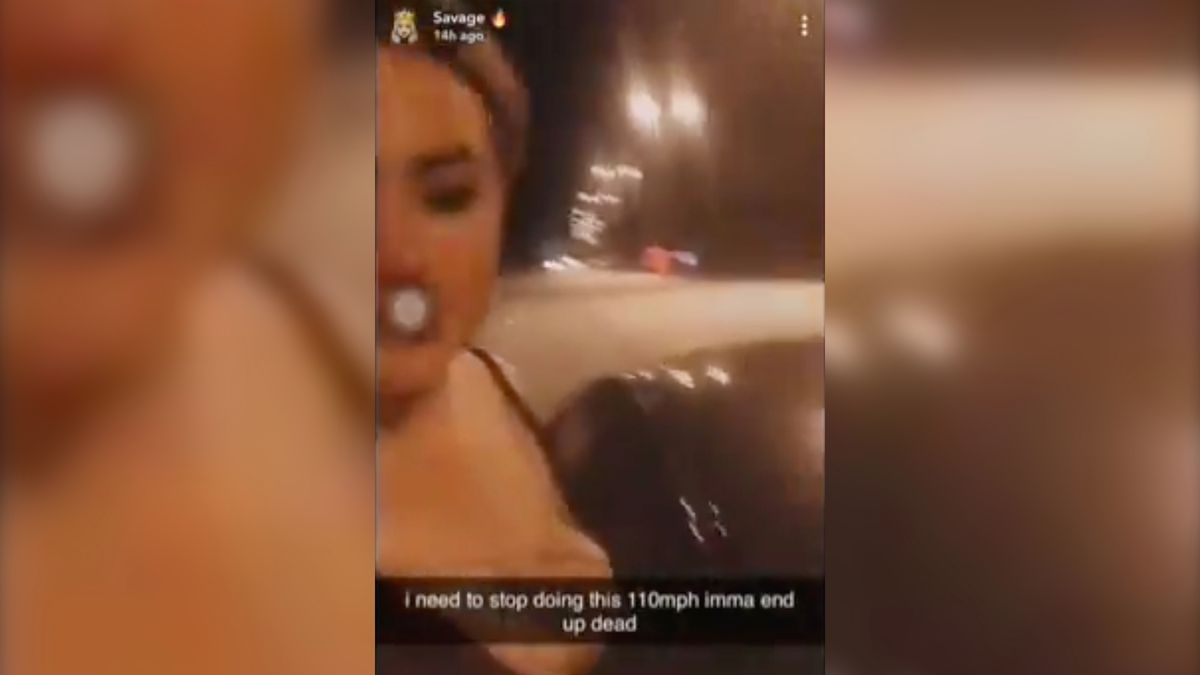 Kobieta wypadła przez okno samochodu na autostradzie nagrywając film na Snapa 1