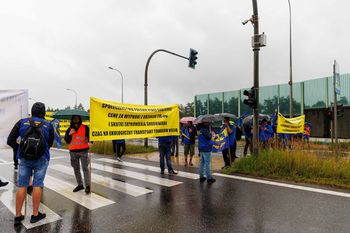 Kolejarze blokują DK8. To trzeci dzień protestów