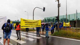 Kolejarze blokują DK8. To trzeci dzień protestów