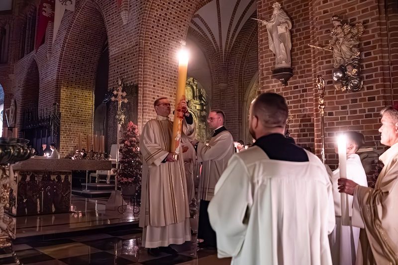 Wielkanocna noc nadziei. Metropolita poznański przewodniczył uro