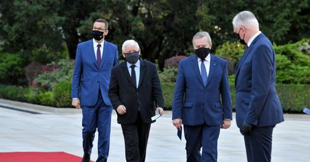 Sondaż w czasie pandemii. Spadek notowań PiS