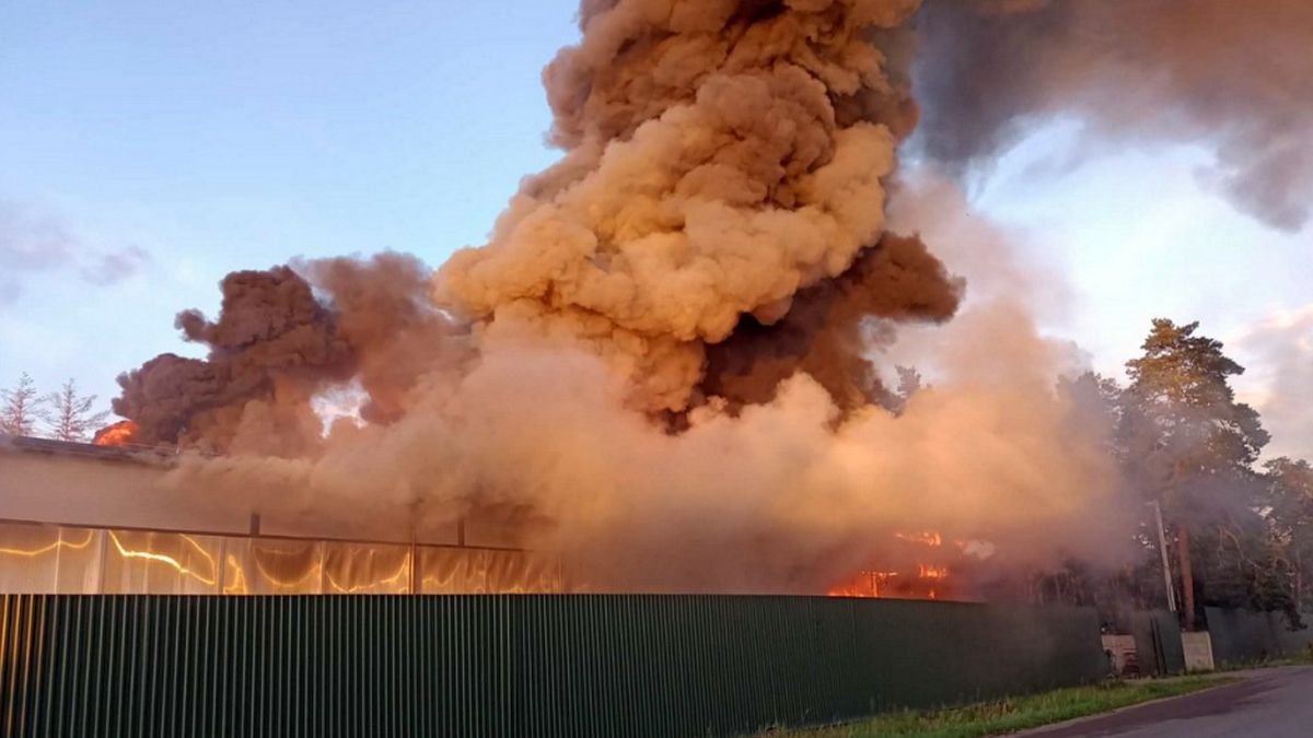 Nad budynkiem unosiły się kłęby dymu