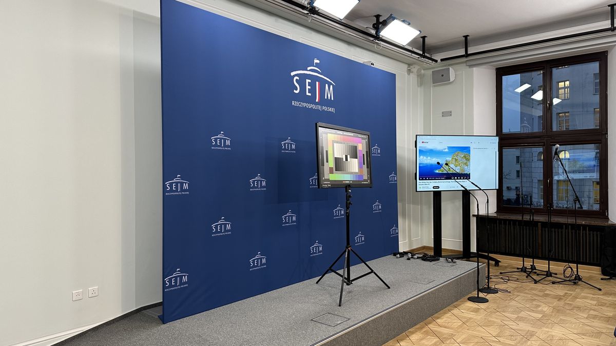 Wyremontowana sala 101 z nowym miejscem na konferencje prasowe  