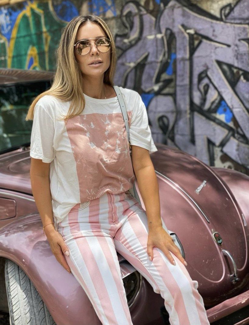 Małgorzata Rozenek pozuje z różowym autem