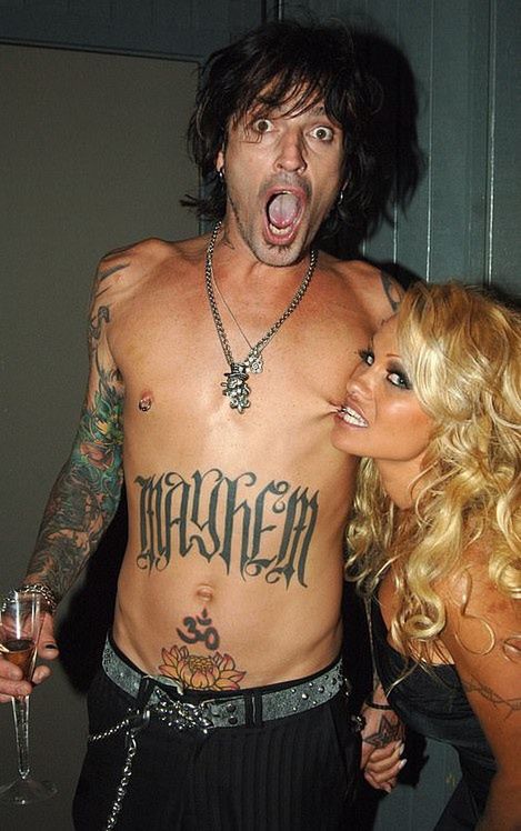 Lily James i Sebastian Stan jako Pamela Anderson i Tommy Lee