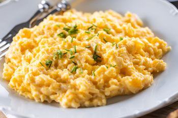 Dodaję 1 łyżkę do rozbitych jaj. Jajecznica wychodzi aksamitna i bardzo delikatna