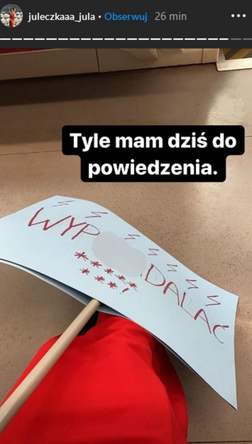 Julia Wróblewska w stroju z "Opowieści Podręcznej" sprzeciwia się decyzji TK