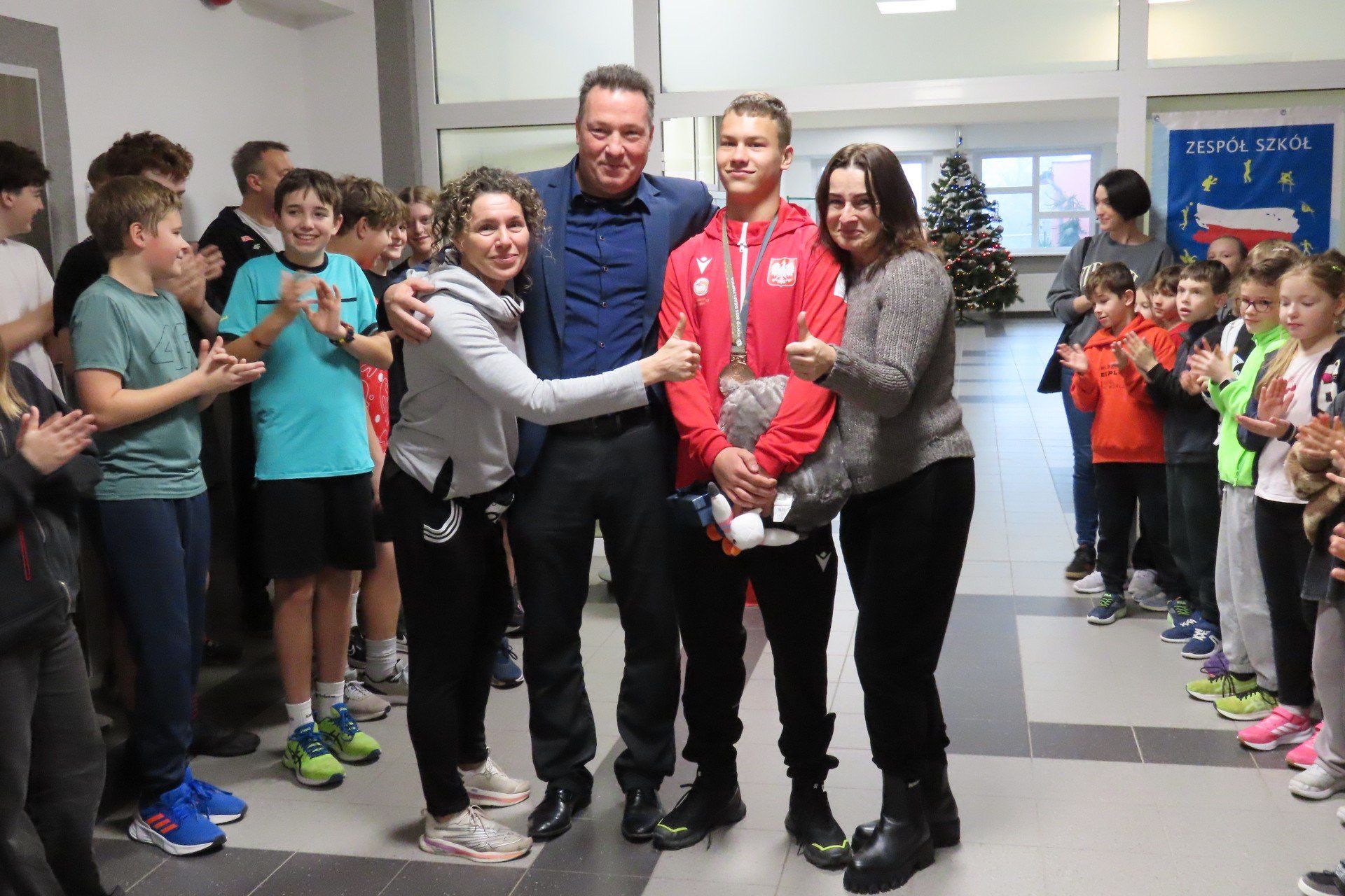 Wojtek Witecki został 1 grudnia powitany przez szkolną społeczność Zespołu Szkół Sportowych im. Polskich Olimpijczyków