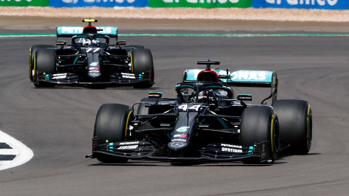 Materiały prasowe / Mercedes / Na zdjęciu: Lewis Hamilton przed Valtterim Bottasem
