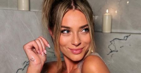 Marcelina Zawadzka w wannie. Piana nie zakrywa wszystkiego