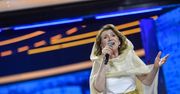 Halina Frąckowiak w Alei Gwiazd w Opolu. Jej stylizację „zrobiły” dodatki. Okulary w modny wzór i ponadczasowa biżuteria