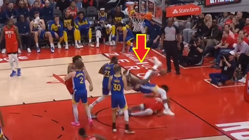 YouTube / YouTube NBA / Jimmy Butler upadający na parkiet