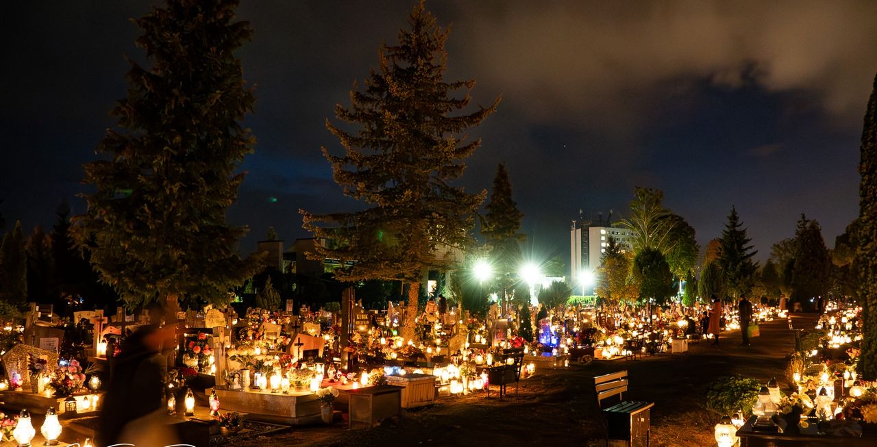 Cmentarze w Pile, Wyrzysku, Osieku nad Notecią i Fanianowie nocą. Morze świateł i niezwykła atmosfera zadumy
