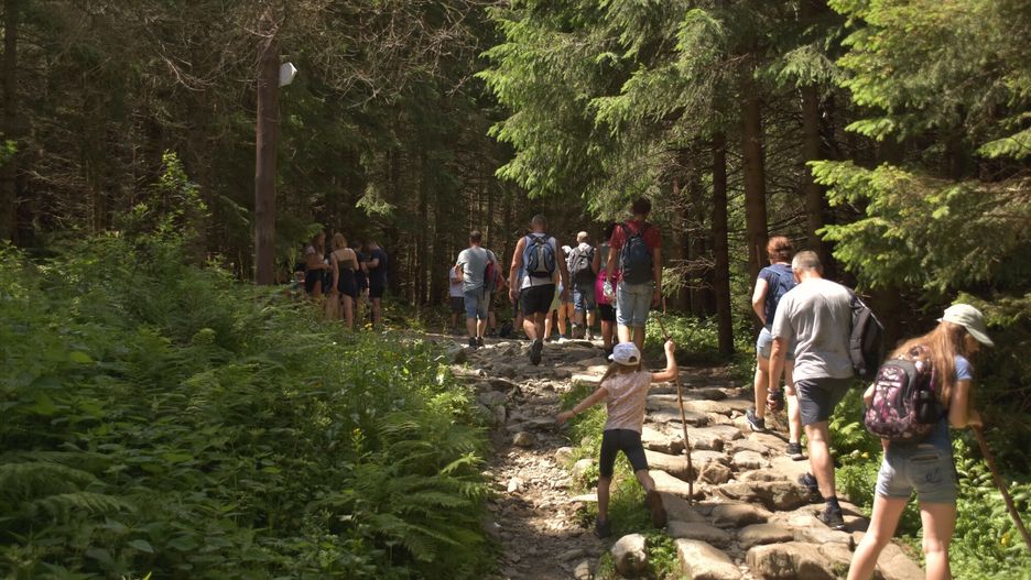 Turyści na szlaku na Giewont. Zdjęcie ilustracyjne