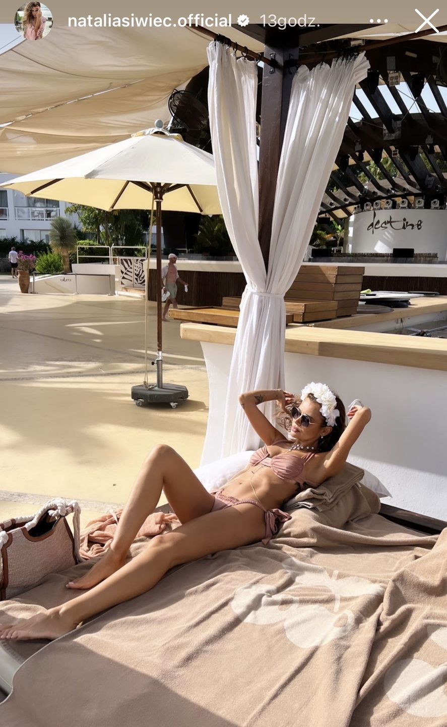 Natalia Siwiec w pudrowym bikini, fot. Instagram.com/nataliasiwiec.official
