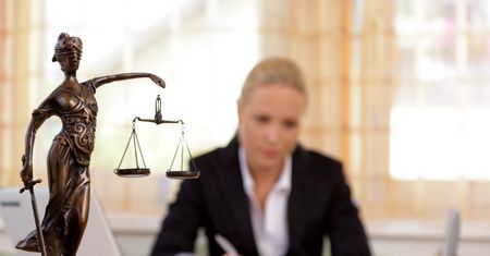 Praca. Pensje menedżerów i specjalistów ostro w dół, ale są wyjątki
