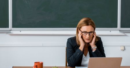 Kwiaty raz w roku, hałas i duchota na co dzień. W jakich warunkach pracują polscy nauczyciele?
