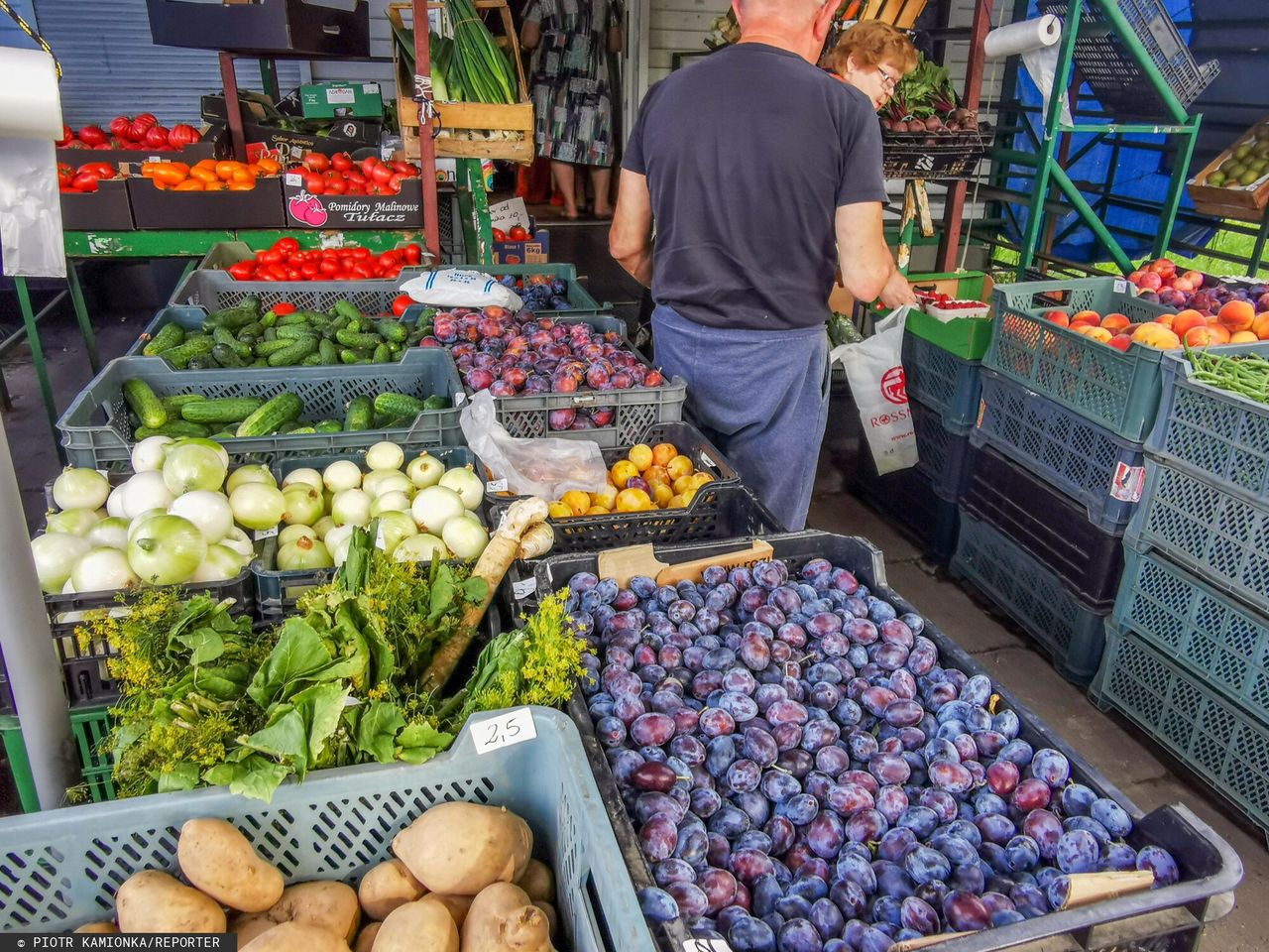 Sklepy toną w długach, Polacy rezygnują z produktów. Co się dzieje?