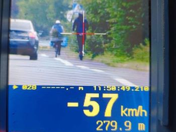Tysiąc złotych mandatu dla pirata drogowego na hulajnodze. Jechał z prędkością 57 km/h