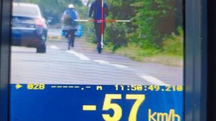 Tysiąc złotych mandatu dla pirata drogowego na hulajnodze. Jechał z prędkością 57 km/h