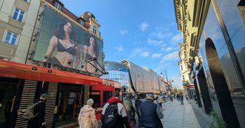 Katowice: Oto czego nie oglądalibyśmy, gdyby istniała uchwała krajobrazowa. Nowa wielka reklama znów zasłania kamienicę