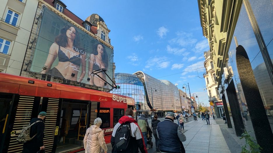 Nowa wielkoformatowa reklama na kamienicy przy Galerii Katowickiej