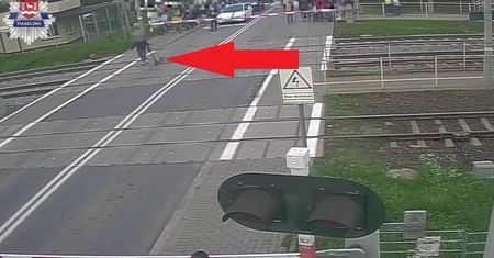 45-latek zrobił to na przejeździe. Policjanci nie mieli litości