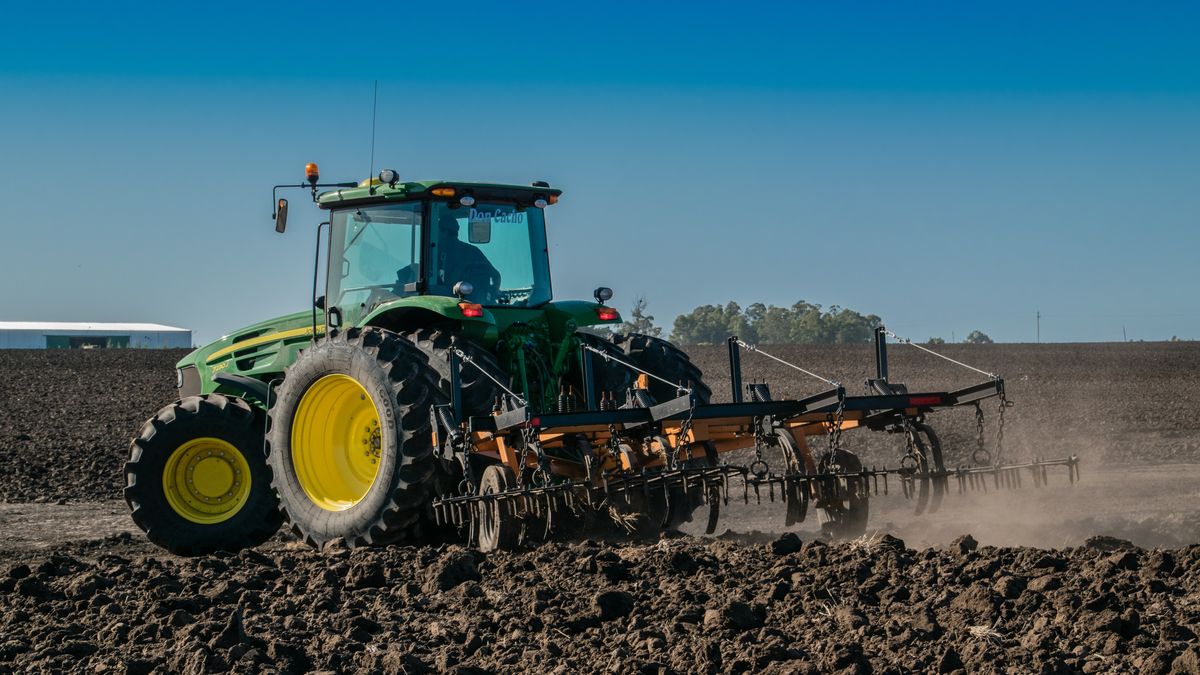 Traktor, ciągnik na polu, rolnik, rolnictwo