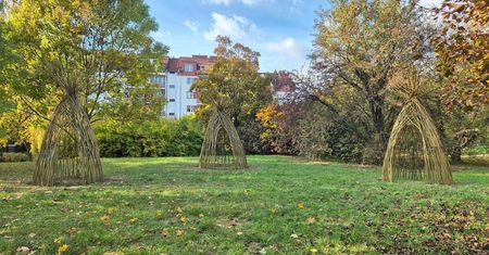 Wiklinowe szałasy w centrum osiedla w Lublinie. Ekologiczne miejsce relaksu dostępne dla mieszkańców