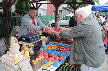 Koszalin: Piątek na miejskim targowisku. Lokalne produkty i ceny