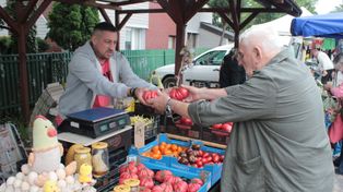 Koszalin: Piątek na miejskim targowisku. Lokalne produkty i ceny