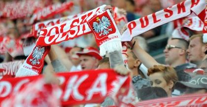 Promocja "Nic się nie stało" czy zakupy za darmo? Sieci handlowe zachęcają kibiców do kupowania