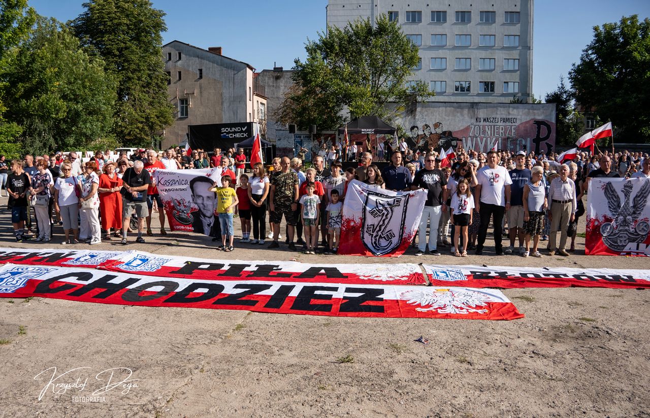 Piła stanęła w godzinę “W”. Utworzono żywy znak “PW”