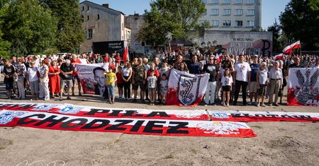 Piła stanęła w godzinę “W”. Utworzono żywy znak “PW”