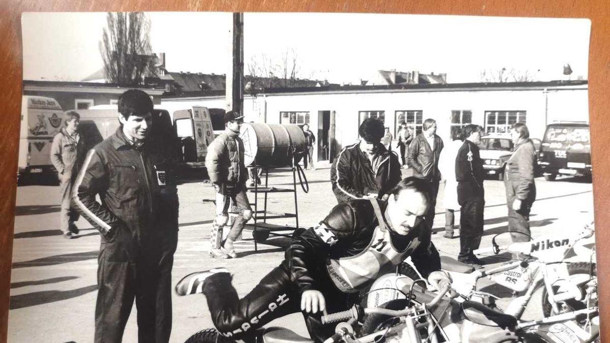 Zdjęcie okładkowe artykułu: Archiwum prywatne / Stanisław Maciejewicz / Na zdjęciu: Jarosław Gała wsiadający na motocykl