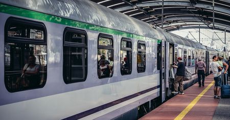 PKP uczy pasażerów, jak należy zachowywać się w pociągu
