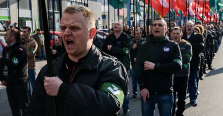 Radosław Sikorski alarmuje, że rząd uzbroi ONR. Sprawdziliśmy, czy to prawda