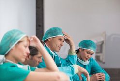 Komu najczęściej dajemy kopertę lub drogi alkohol?