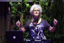 DJ Wika miksuje, włącza światła i puszcza dym