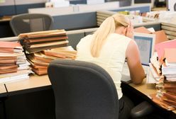 Częściej tracą pracę