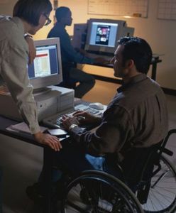 Są oburzeni! Bo muszą pracować 8 godzin dziennie!