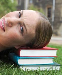 Z dyplomami w rękach zasilają urzędy pracy. Czy to ich wina