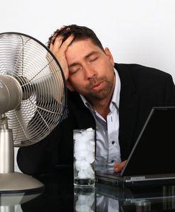 Upały w pracy. Darmowa woda od szefa nie wystarcza