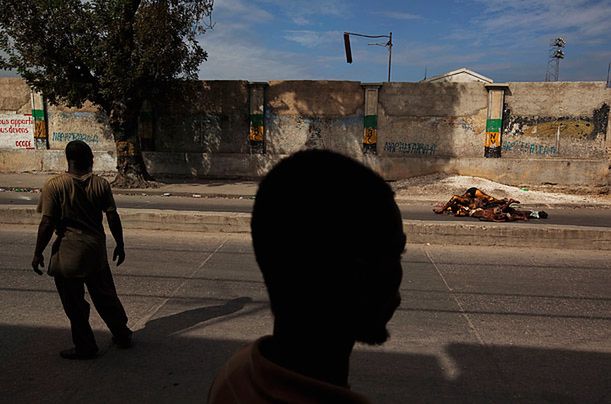 Fot. James Nachtwey, Unclaimed Dead Za murami cmentarza w Port-au-Prince.