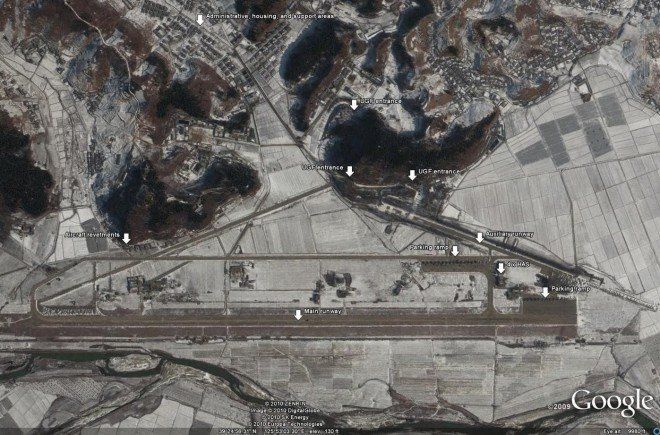 Zdjęcia z Google Earth mają rzekomo obrazować kompleks wojskowy w Sunchon, który w dużej mierze znajduje się pod ziemią. 